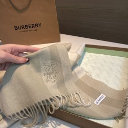 Replica Sciarpa Burberry Check Classical cashmere 30 x 200 beige chiaro Imitazioni Replica qualità specchio Sciarpa Burberry Check Classical cashmere 30 x 200 beige chiaro
