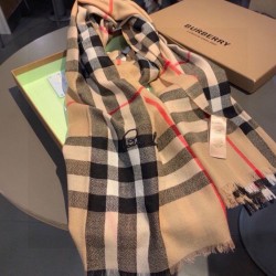 Replica Dettagli perfetti Sciarpa cashmere Burberry Check Beige con bordi sfrangiati 70 x 200 Imitazioni Replica qualità specchio Dettagli perfetti Sciarpa cashmere Burberry Check Beige con bordi sfrangiati 70 x 200