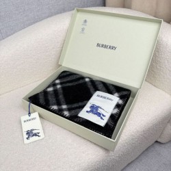 Replica Sciarpa/coperta lana con motivo check Burberry etichetta equestre 30 x 180 Nero Imitazioni Replica qualità specchio Sciarpa/coperta lana con motivo check Burberry etichetta equestre 30 x 180 Nero