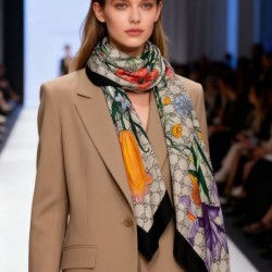 Replica qualità specchio Pari all'originale replica Sciarpa Gucci cashmere e seta con stampa animalier/floreale 140 Nero
