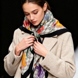 Replica qualità specchio Pari all'originale replica Sciarpa Gucci cashmere e seta con stampa animalier/floreale 140 Nero