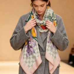 Replica Sciarpa Gucci cashmere e seta con stampa animalier/floreale 140 Rosa Imitazioni Replica qualità specchio Sciarpa Gucci cashmere e seta con stampa animalier/floreale 140 Rosa