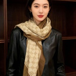 Replica Scialle reversibile Gucci in seta e cashmere con motivo GG 135 Nero Imitazioni Replica qualità specchio Scialle reversibile Gucci in seta e cashmere con motivo GG 135 Nero