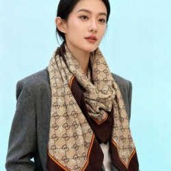 Replica qualità specchio Scialle reversibile Gucci in seta e cashmere con motivo GG 135 Rosa