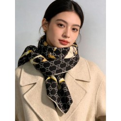 Pari all'originale replica falso Scialle reversibile seta e lana Gucci con motivo a sella da equitazione 140 