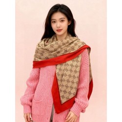 Scialle reversibile Gucci in seta e cashmere con motivo GG 135 albicocca