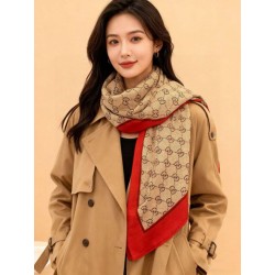 Scialle reversibile Gucci in seta e cashmere con motivo GG 135 albicocca