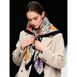 Pari all'originale replica Sciarpa Gucci cashmere e seta con stampa animalier/floreale 140 Nero