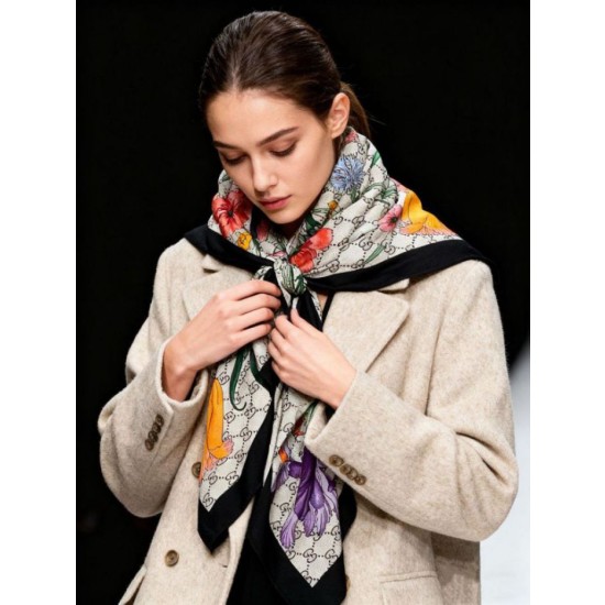 Pari all'originale replica Sciarpa Gucci cashmere e seta con stampa animalier/floreale 140 Nero