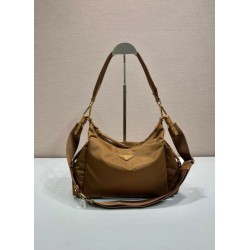 Bora Pari all'originale replica a spalla Prada Explore grande Re-Nylon 1BC264 Marrone
