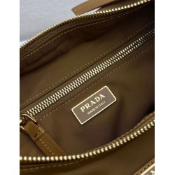 Bora Pari all'originale replica a spalla Prada Explore grande Re-Nylon 1BC264 Marrone
