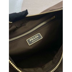 Bora Pari all'originale replica a spalla Prada Explore grande Re-Nylon 1BC264 Terra di Siena