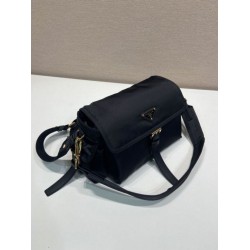 Borsa a spalla Prada Explore Re-Nylon media con patta 1BD394 nero Borsa a spalla Prada Explore Re-Nylon media con patta 1BD394 nero