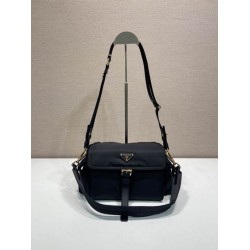 Borsa a spalla Prada Explore Re-Nylon media con patta 1BD394 nero