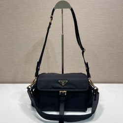 Replica qualità specchio Borsa a spalla Prada Explore Re-Nylon media con patta 1BD394 nero