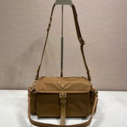Replica qualità specchio Borsa a spalla Prada Explore Re-Nylon media con patta 1BD394 Marrone