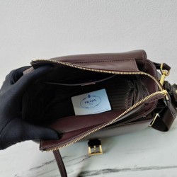 Replica Borse Alta Qualità a spalla media Prada Explore con patta 1BD394 Borgogna Imitazioni Replica qualità specchio Borse Alta Qualità a spalla media Prada Explore con patta 1BD394 Borgogna