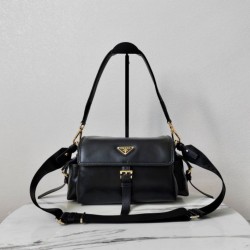 Replica qualità specchio Borsa a spalla media Prada Explore con patta 1BD394 Nero
