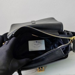 Replica Borsa a spalla media Prada Explore con patta 1BD394 Nero Imitazioni Replica qualità specchio Borsa a spalla media Prada Explore con patta 1BD394 Nero