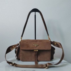 Replica qualità specchio Borsa a tracolla media Prada Explore con patta scamosciata Marrone