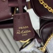 Borsa a mano/borsa hobo Saffiano Prada Re-Edition 2005 Borgogna