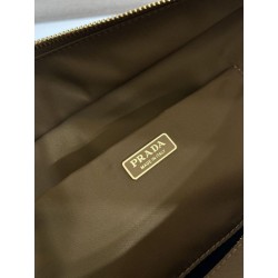 Borsa a spalla grande Prada Explore con patta in nappa 1BD391 Marrone