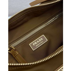 Bora Pari all'originale replica a spalla Prada Explore grande Re-Nylon 1BC264 Marrone