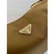 Bora Pari all'originale replica a spalla Prada Explore grande Re-Nylon 1BC264 Marrone