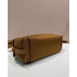 Bora Pari all'originale replica a spalla Prada Explore grande Re-Nylon 1BC264 Marrone
