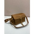 Borsa a spalla Prada Explore Re-Nylon media con patta 1BD394 Marrone