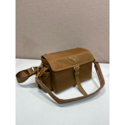 Borsa a spalla Prada Explore Re-Nylon media con patta 1BD394 Marrone