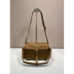 Borsa a spalla Prada Explore Re-Nylon media con patta 1BD394 Marrone