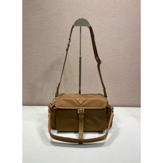 Borsa a spalla Prada Explore Re-Nylon media con patta 1BD394 Marrone
