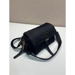 Borsa a spalla Prada Explore Re-Nylon media con patta 1BD394 nero