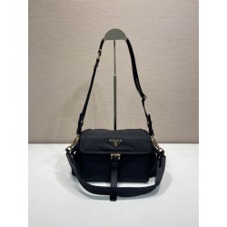 Borsa a spalla Prada Explore Re-Nylon media con patta 1BD394 nero