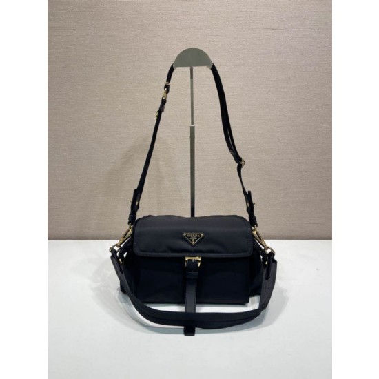 Borsa a spalla Prada Explore Re-Nylon media con patta 1BD394 nero