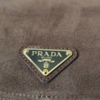 Borsa a tracolla media Prada Explore con patta scamosciata Marrone
