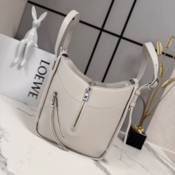 Replica Borsa tote media classica Loewe Hammock Flip Beige Imitazioni Replica qualità specchio Borsa tote media classica Loewe Hammock Flip Beige