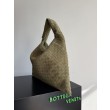 Borsa a tracolla Bottega Veneta Large Hop in camoscio intrecciato verde oliva