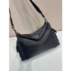 Borsa a tracolla Prada Explore Re-Nylon da uomo Nero