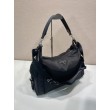 Borsa a tracolla Prada Explore Re-Nylon da uomo Nero