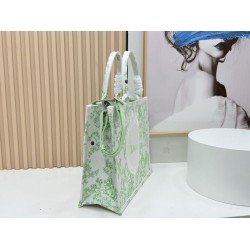 Borsa Dior Book Tote piccolo/media/grande con tracolla ricamo Toile de Jouy multicolore verde Borsa Dior Book Tote piccolo/media/grande con tracolla ricamo Toile de Jouy multicolore verde