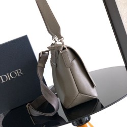 Replica Borse Firmate a tracolla Dior Privé Messenger Uomo con patta Grigia Imitazioni Replica qualità specchio Borse Firmate a tracolla Dior Privé Messenger Uomo con patta Grigia