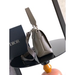 Borse Firmate Replica a tracolla Dior Privé Messenger Uomo con patta Grigia 