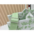 Borsa Dior Book Tote piccolo/media/grande con tracolla ricamo Toile de Jouy multicolore verde Borsa Dior Book Tote piccolo/media/grande con tracolla ricamo Toile de Jouy multicolore verde