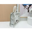 Borse Replica Dioramour  Dior Book Tote con tracolla multicolore fiori Revolution ricamati bianchi