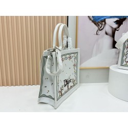 Borse Replica Dioramour  Dior Book Tote con tracolla multicolore fiori Revolution ricamati bianchi