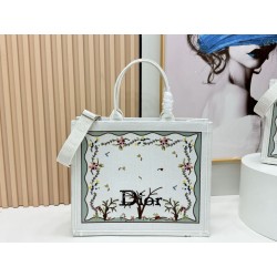 Borse Replica Dioramour  Dior Book Tote con tracolla multicolore fiori Revolution ricamati bianchi