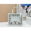 Borse Replica Dioramour  Dior Book Tote con tracolla multicolore fiori Revolution ricamati bianchi