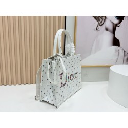 Borse Dior Dioramour piccolo/media/grande Dior Book Tote con tracolla bianca
